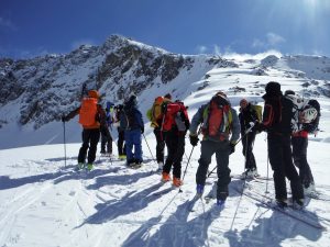 Practicantes de esqui de montaña